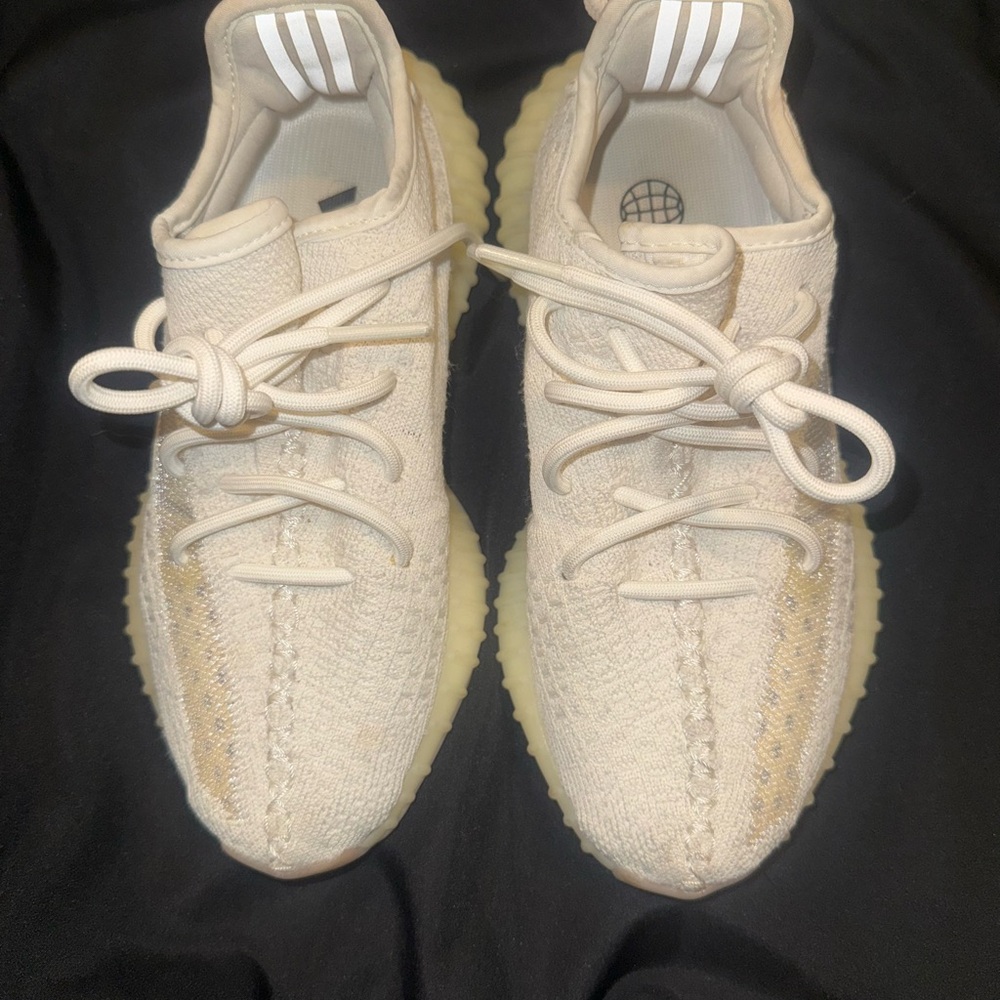 Worn once authentic Yeezy Boost 350 V2 in Cream White